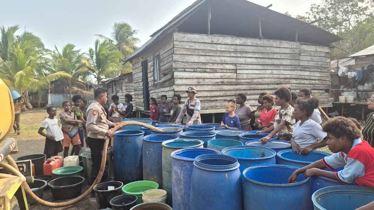 BPBD dan  Polsek KPL Merauke Salurkan Air Bersih untuk Warga