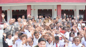 Satgas Damai Cartenz Bagikan 500 Tas Sekolah untuk Siswa SD di Mimika