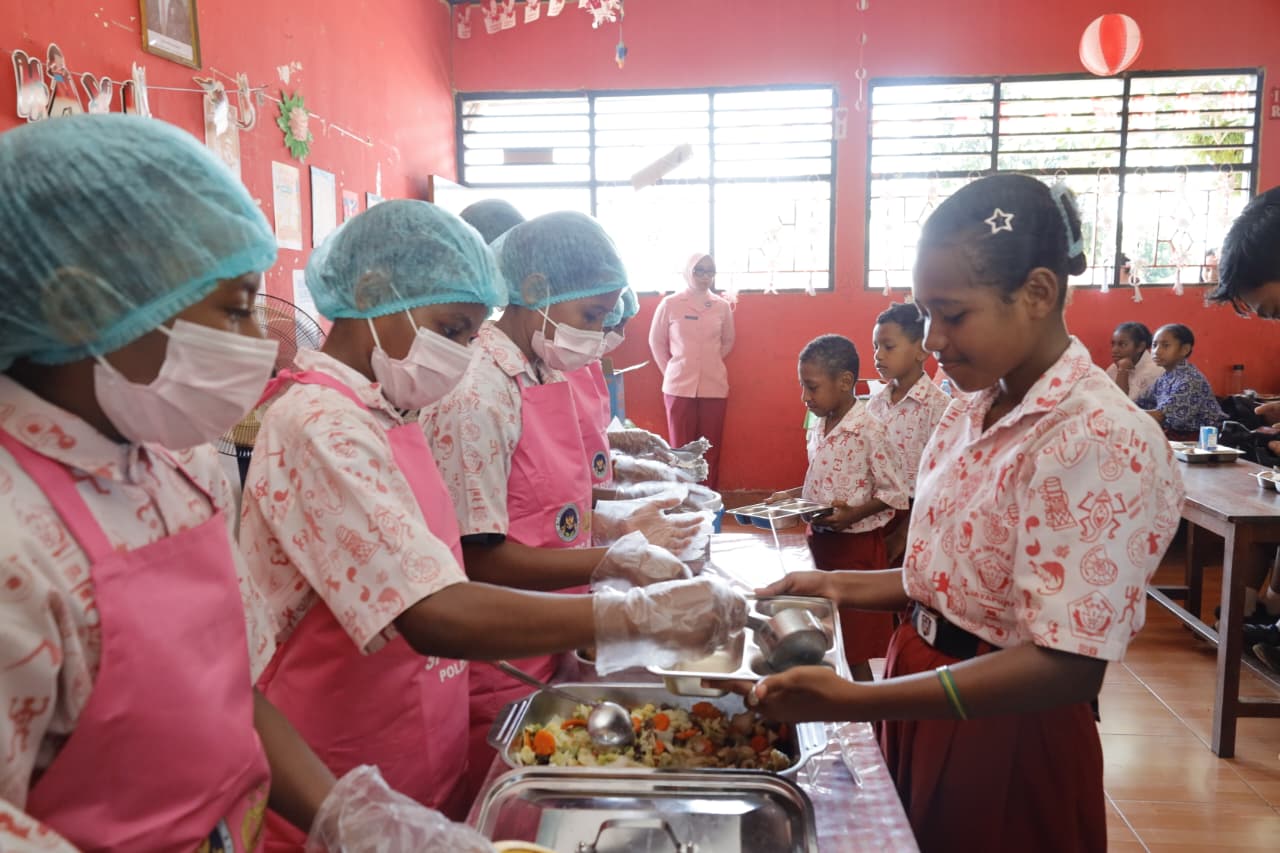 Polda Papua Uji Coba MBG Pola Prasmanan
